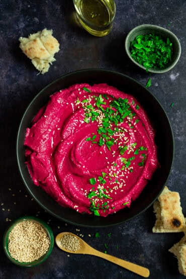 Cremiger Rote Bete Hummus garniert mit Olivenöl, Petersilie und Sesam