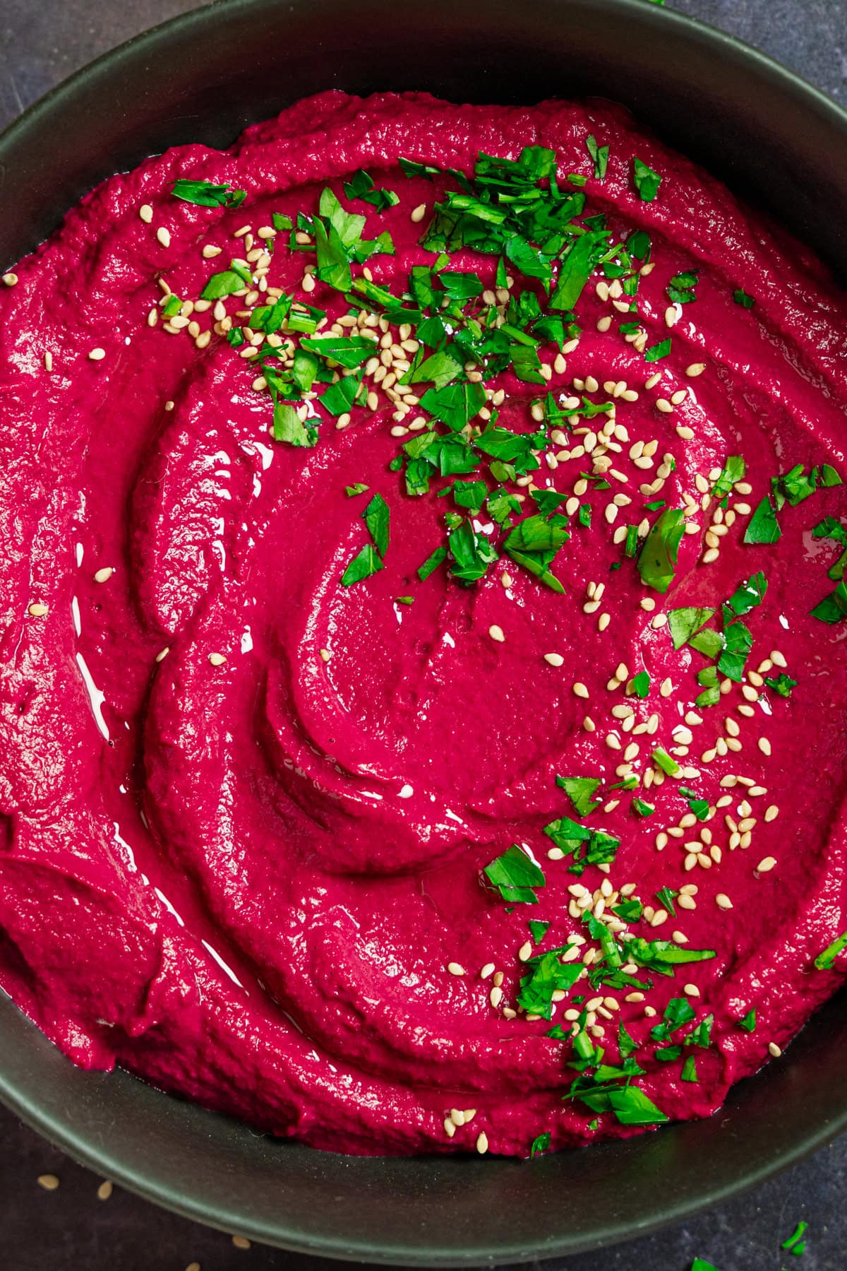 Cremiger Rote Bete Hummus garniert mit Olivenöl, Petersilie und Sesam