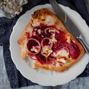 Rote Bete Pizza mit Ziegenkäse und Honig - www.kuechenchaotin.de