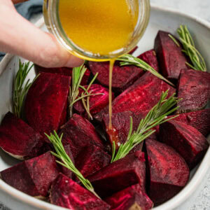 Rote-Bete-Viertel werden mit Olivenöl-Honig-Marinade begossen