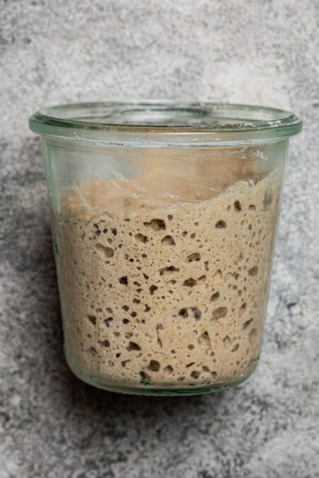 Aktiver Sauerteig im Einmachglas mit sichtbaren Bläschen