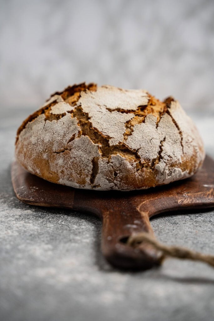 Selbstgebackenes Sauerteigbrot ohne Hefe für Anfänger mit rustikaler Kruste