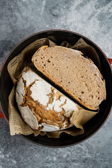 Selbstgebackenes Sauerteigbrot für Anfänger - Roggenmischbrot mit rustikaler Kruste