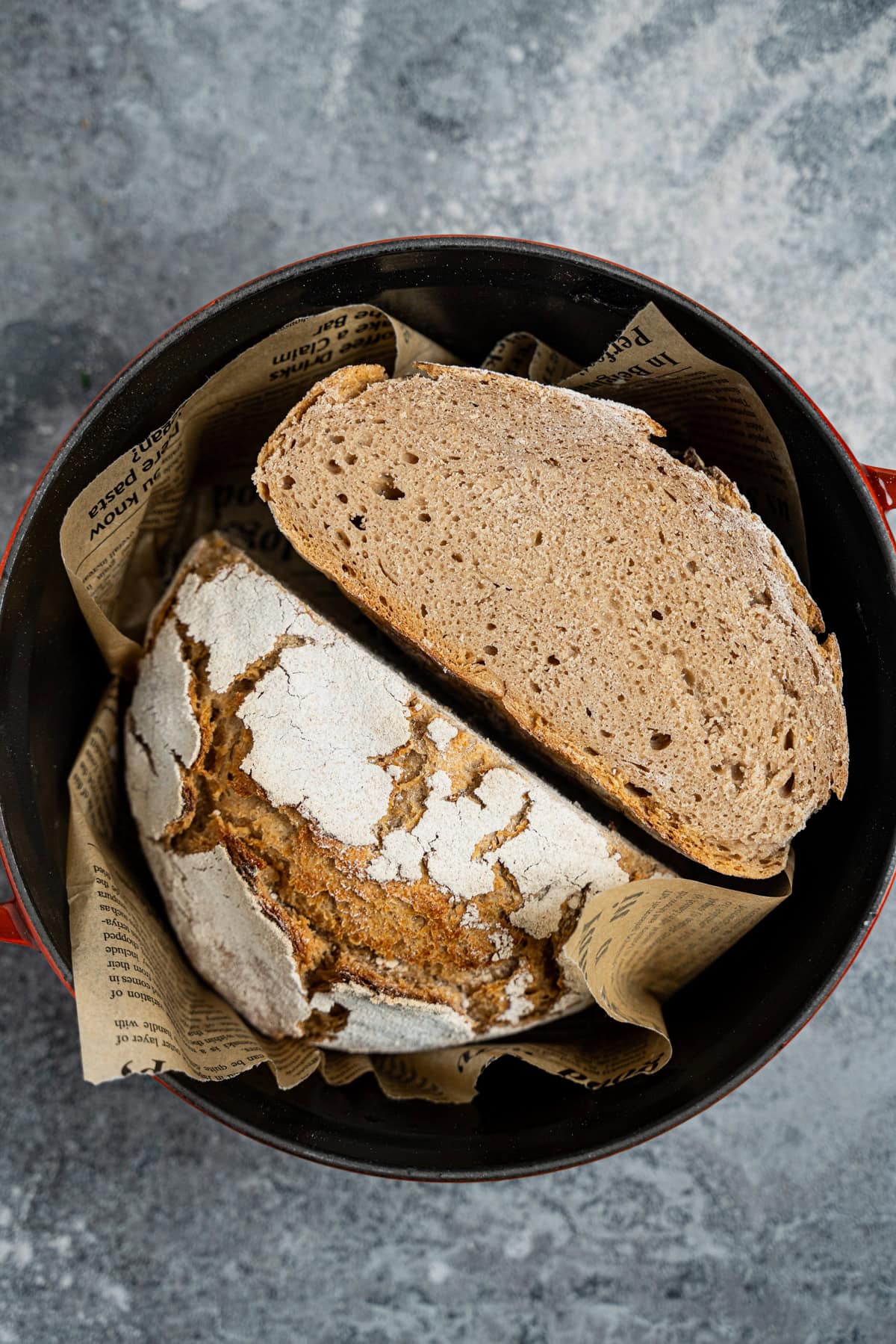 Selbstgebackenes Sauerteigbrot für Anfänger - Roggenmischbrot mit rustikaler Kruste