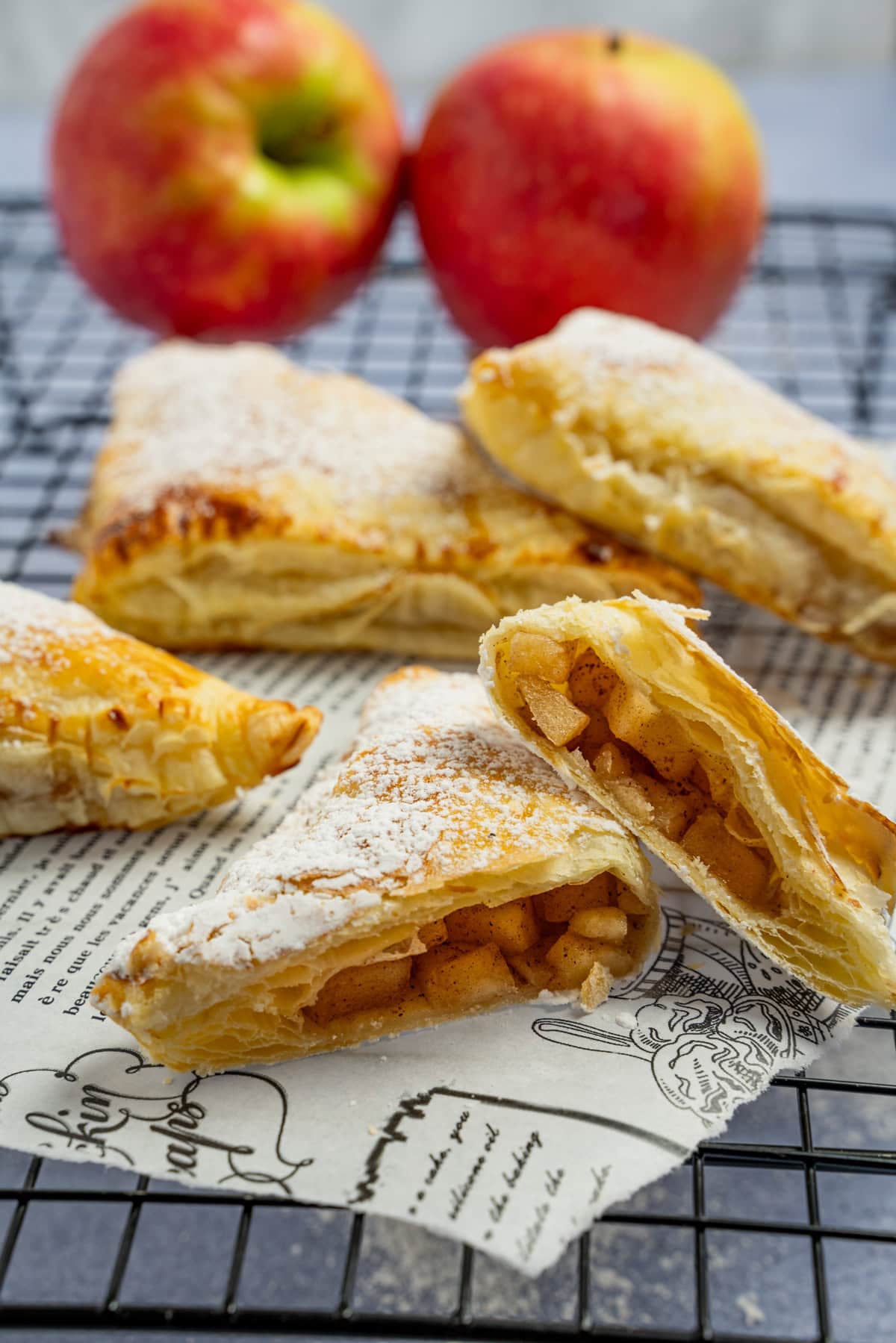 Apfeltasche aufgebrochen, Apfelfüllung mit Zimt sichtbar