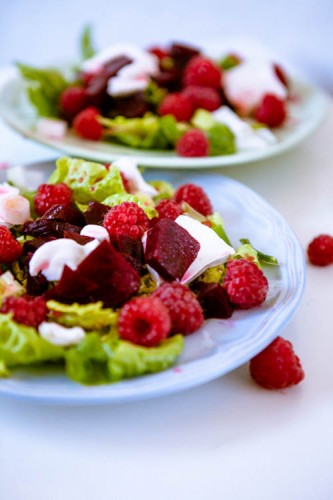 Sommersalat mit roter Bete, Himbeeren und Ziegenkäse - kuechenchaotin.de