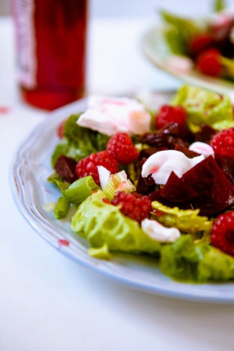 Sommersalat mit roter Bete Himbeeren und Ziegenkaese