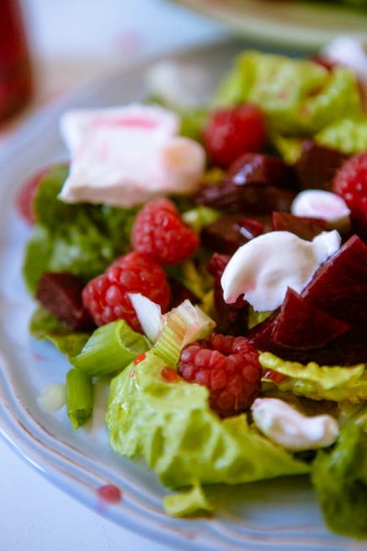 Sommersalat mit roter Bete, Himbeeren und Ziegenkäse - kuechenchaotin.de