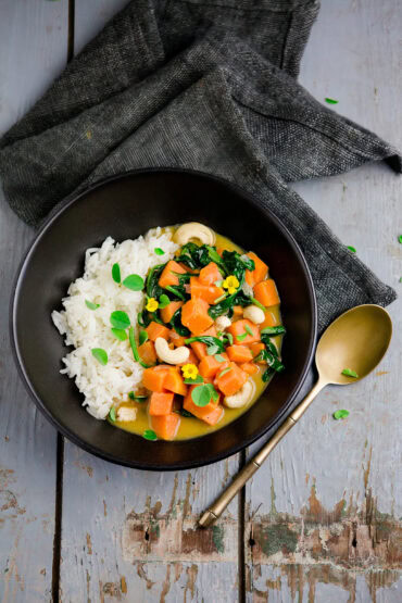 Süßkartoffelcurry mit Spinat und Cashews - http://kuechenchaotin.de