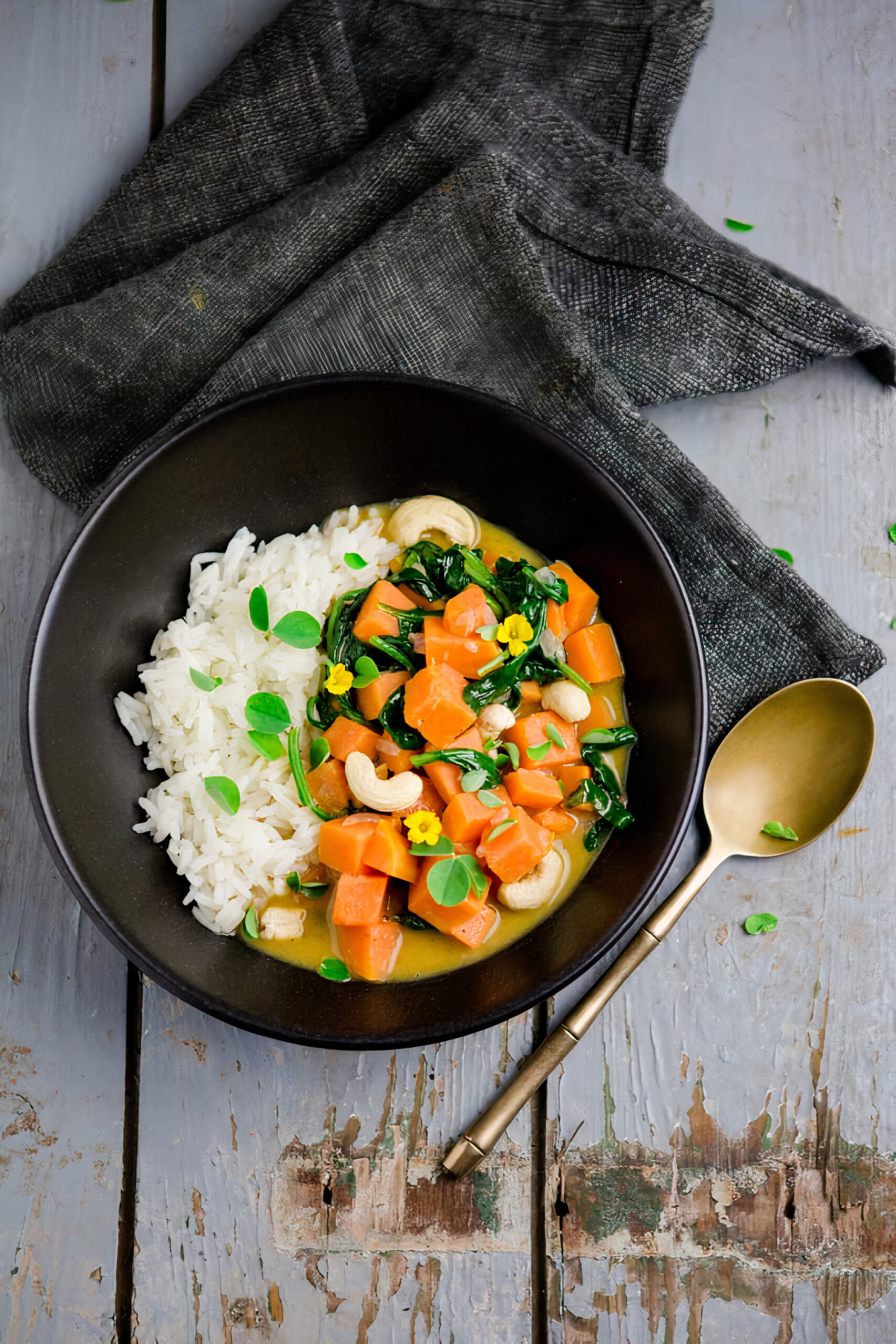 Süßkartoffelcurry mit Spinat und Cashews - http://kuechenchaotin.de
