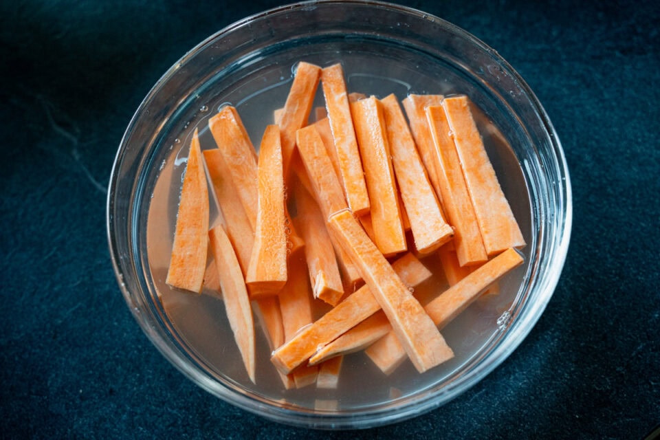 knusprige Süßkartoffeln aus dem AIrfryer - rohe Süßkartoffelstifte werden gewässert