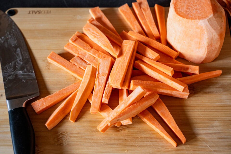 knusprige Süßkartoffeln aus dem AIrfryer - geschnittene rohe Süßkartoffelstifte