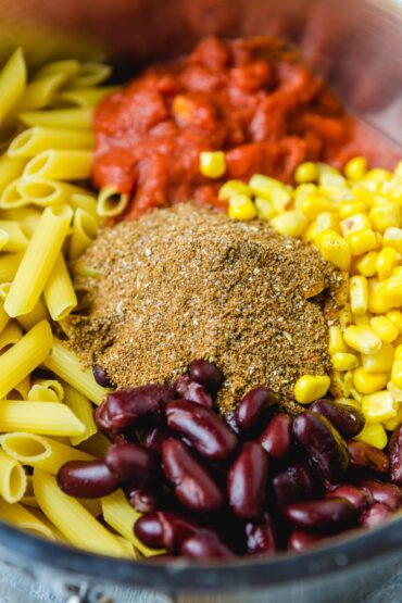 Zutaten für Tex Mex Pasta – Tomaten, Mais, Kidneybohnen, Nudeln, Gewürze