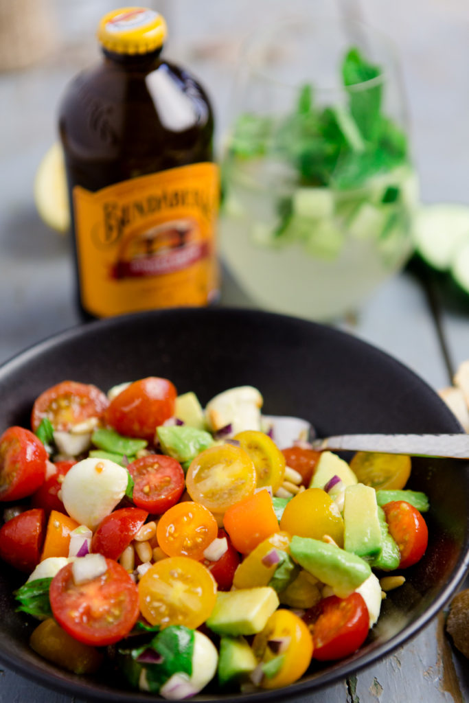 Ein sommerlicher Tomatensalat mit Avocado und Mozzarella - und dazu ein ...