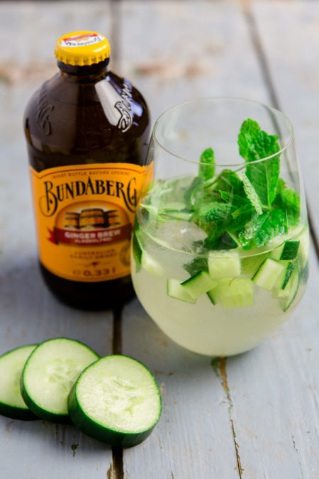 Ein sommerlicher Tomatensalat mit Avocado und Mozzarella - und dazu ein ... Ein sommerlicher Tomatensalat mit Avocado und Mozzarella - und dazu ein ...