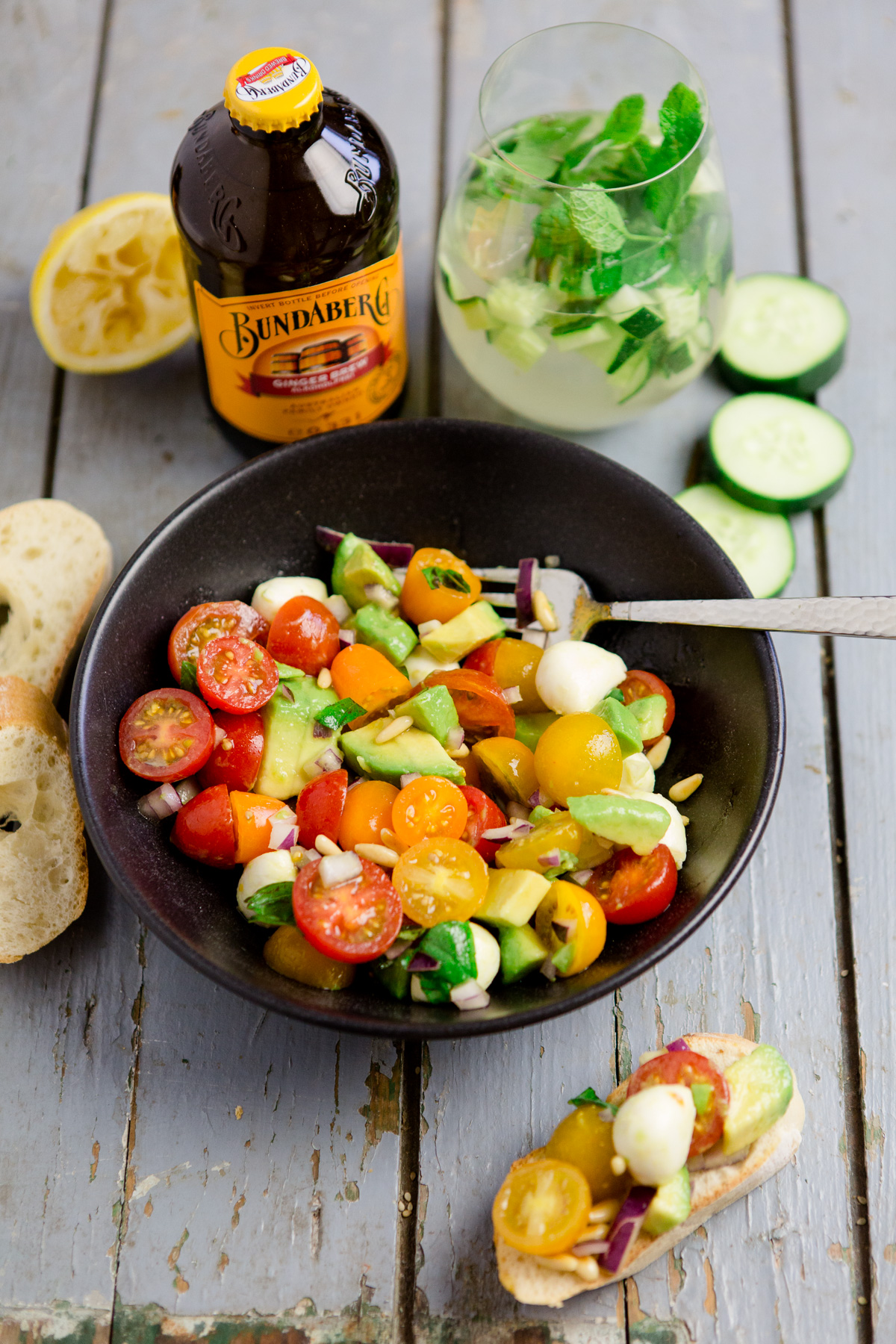 Ein sommerlicher Tomatensalat mit Avocado und Mozzarella - und dazu ein ...