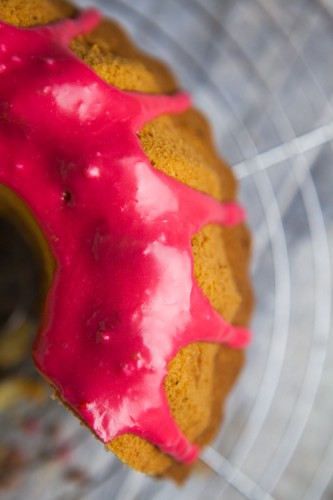 Tonka-Himbeer-Gugelhupf mit pinkem Guss - www.kuechenchaotin.de
