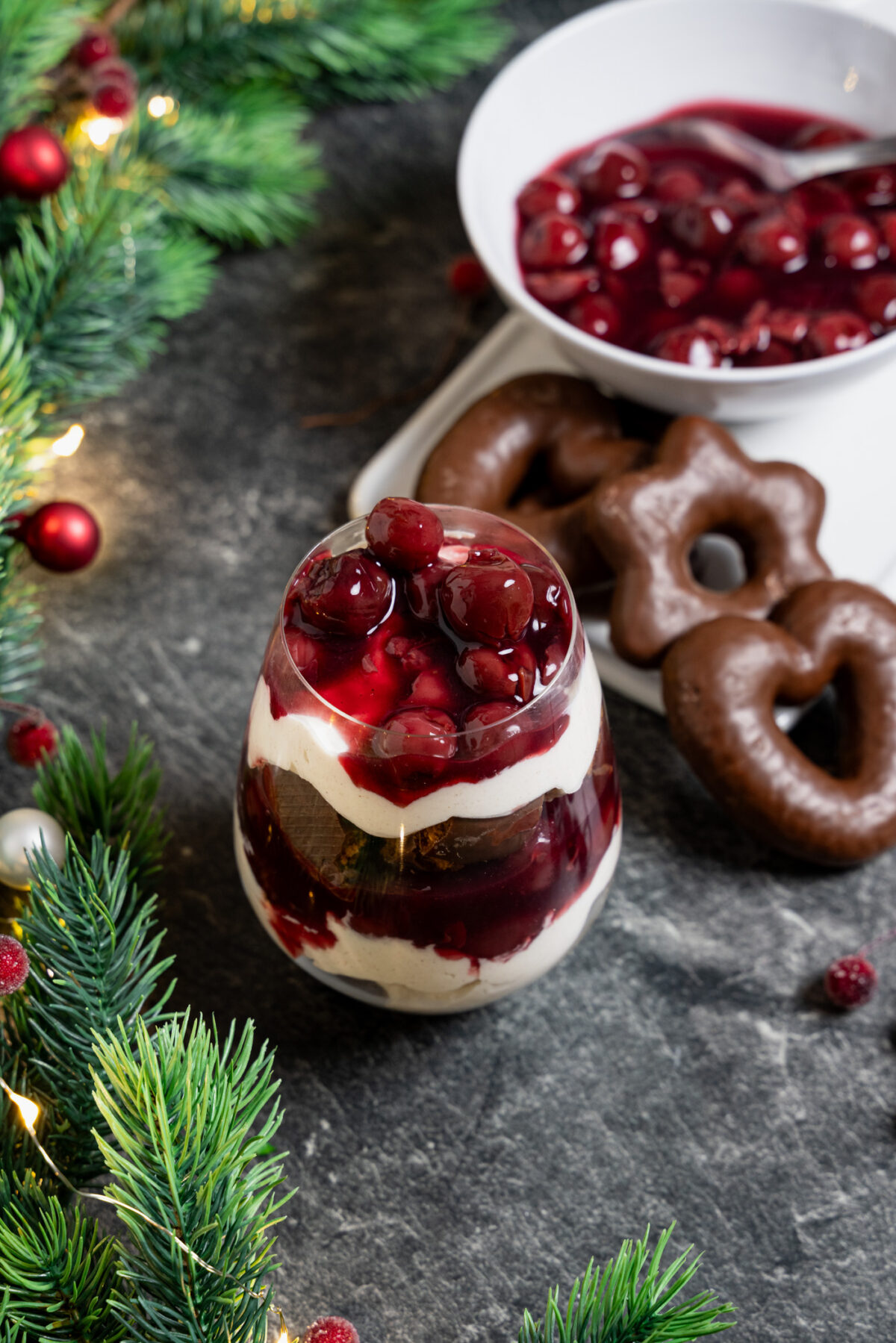 Trifle aus Lebkuchen, Zimt-Creme und (alkoholfreien) Glühwein-Kirschen ...