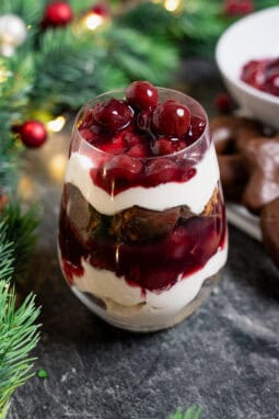 Vegetarisches Weihnachtsmenü ohne Stress - Lebkuchen Trifle mit Zimcreme und Glühweinkirschen - kuechenchaotin.de