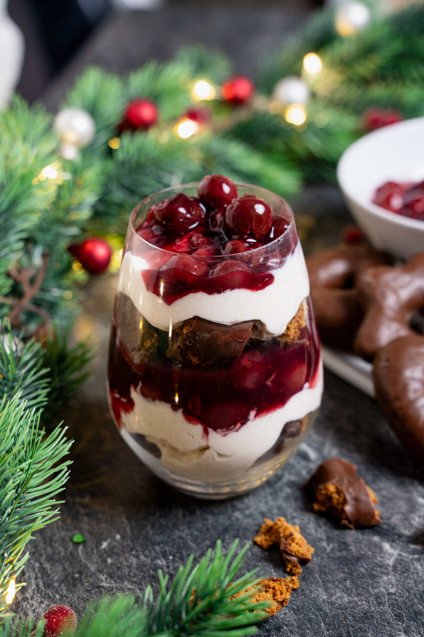 Vegetarisches Weihnachtsmenü ohne Stress - Lebkuchen Trifle mit Zimcreme und Glühweinkirschen - kuechenchaotin.de