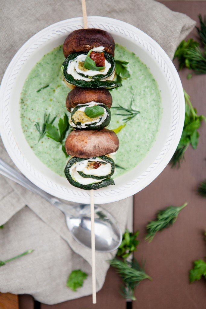 Eiskalte Gurken-Quarksuppe und Zucchini-Champignon-Spieße - ein kleines ...