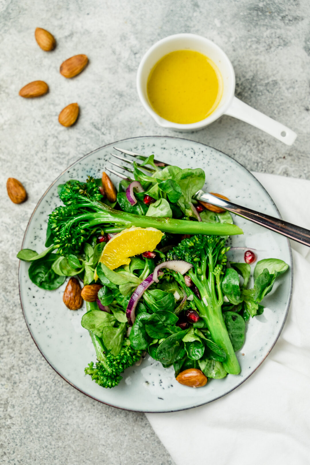 Lauwarmer Brokkoli-Salat mit Granatapfelkernen und Orangendressing ...