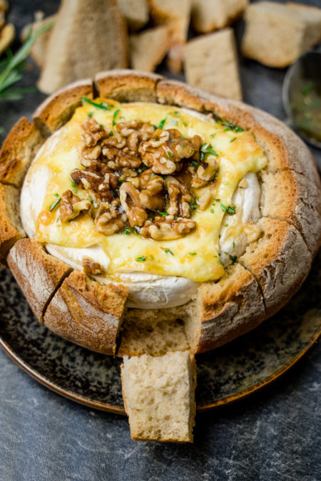Gebackener Camembert im Brot mit Honig und Walnüssen Gebackener Camembert im Brot mit Honig und Walnüssen