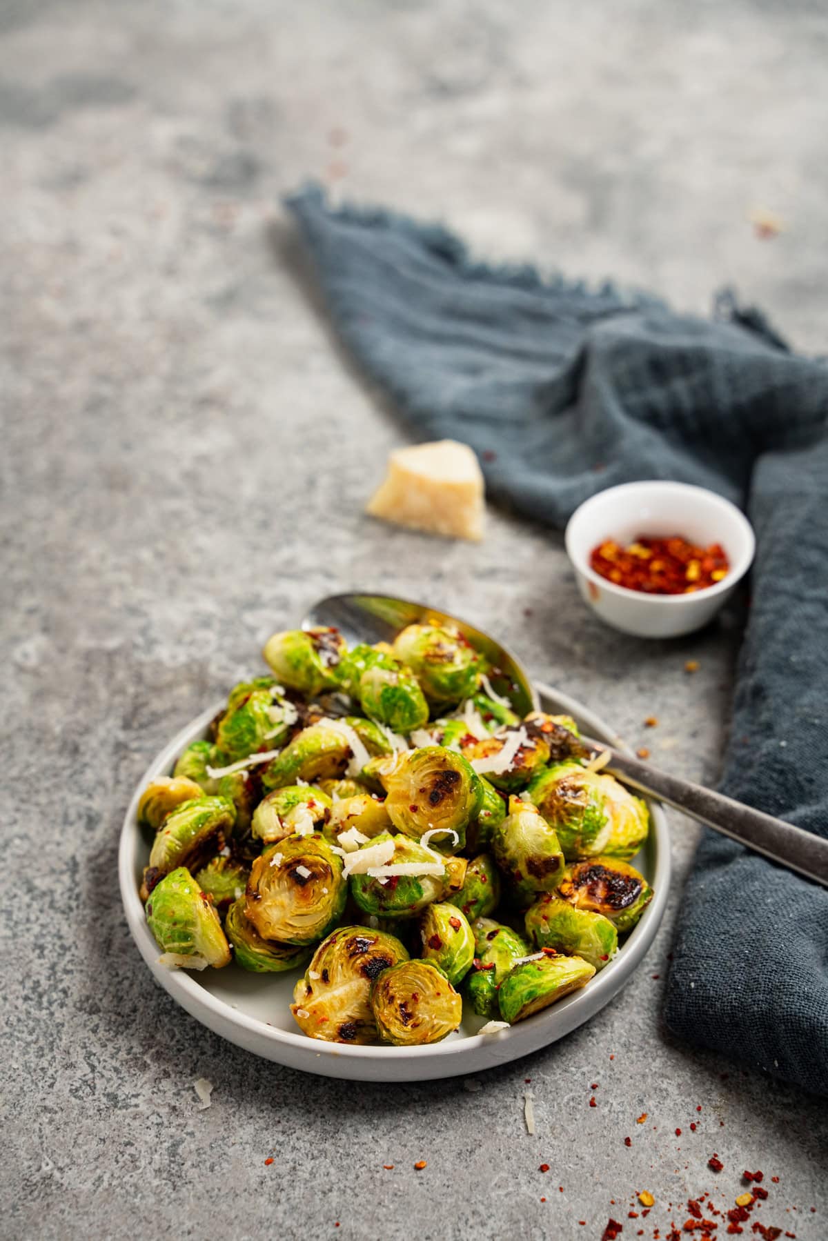 Gerösteter Rosenkohl aus dem Airfryer mit Chiliflocken und Parmesan serviert