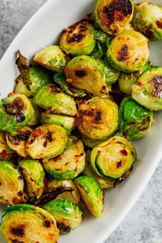 Gerösteter Rosenkohl aus dem Airfryer mit Chiliflocken und Parmesan serviert