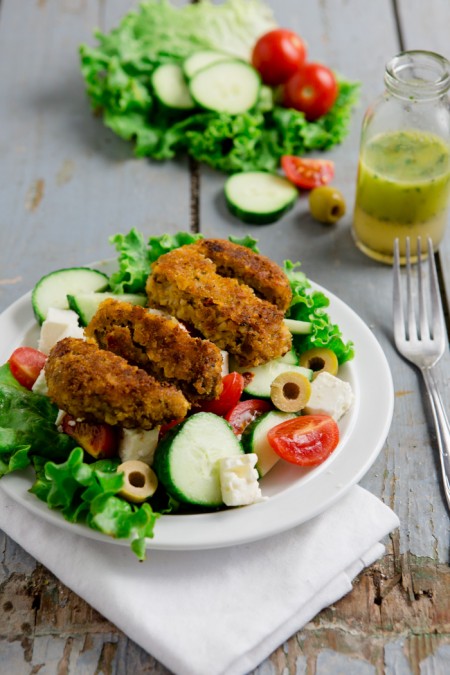 Griechischer Salat mit Pfannen-Talern und Zitrone-Oregano-Dressing ...